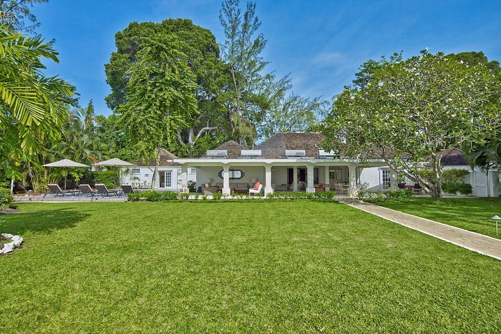 High Trees by RedAwning Property Grounds