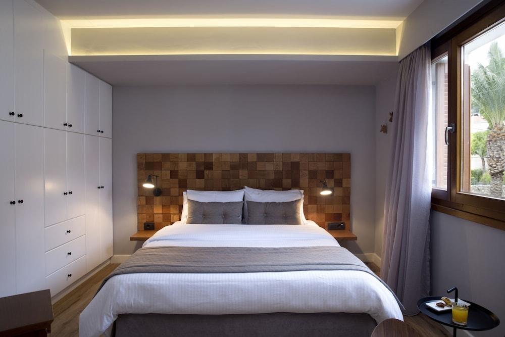 Apollon Library Suites Room