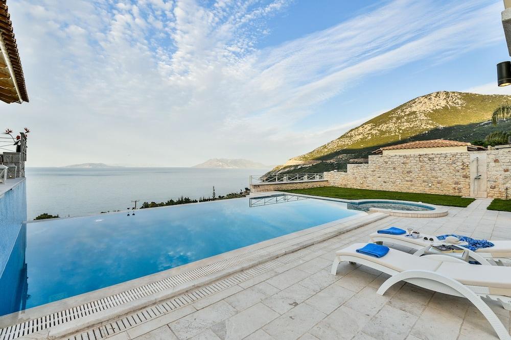 Villa with Striking views over the infinity Pool Featured Image