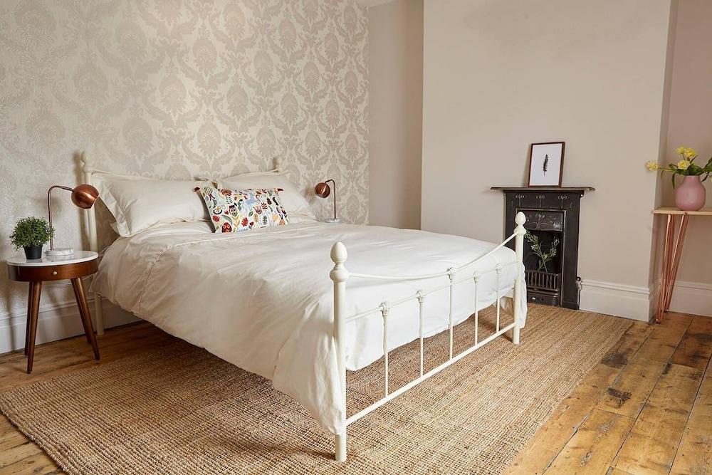 Chic Top Floor Apartment in the Heart of Westbourne Arcade Featured Image