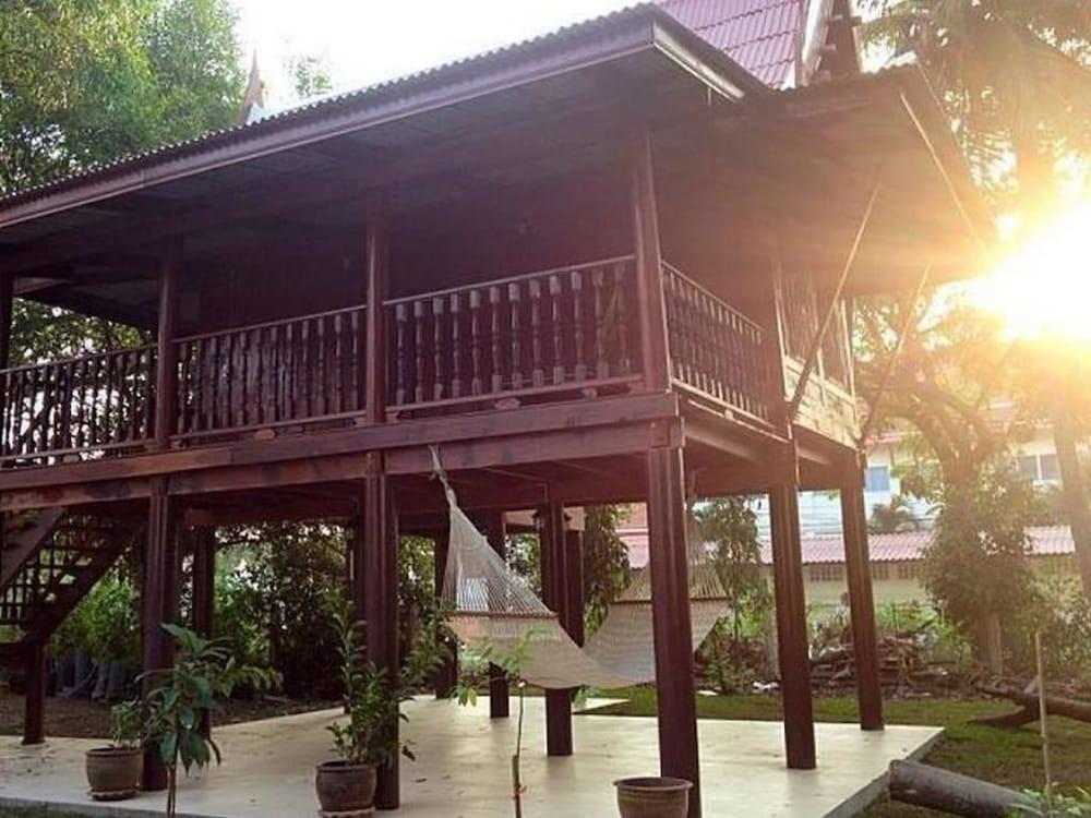 The Old Palace Resort Property Grounds