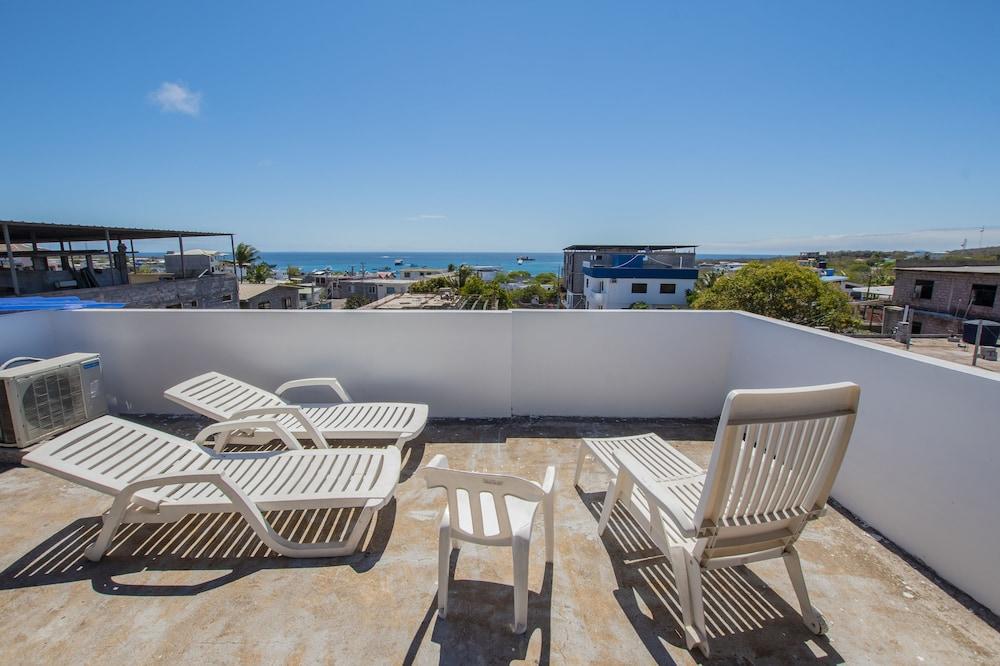 Hostal Tongo Reef Sundeck