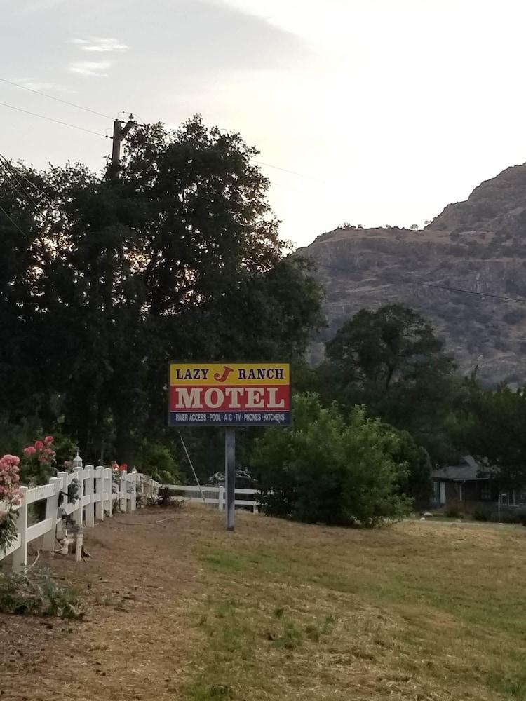 Lazy J Ranch Motel Exterior