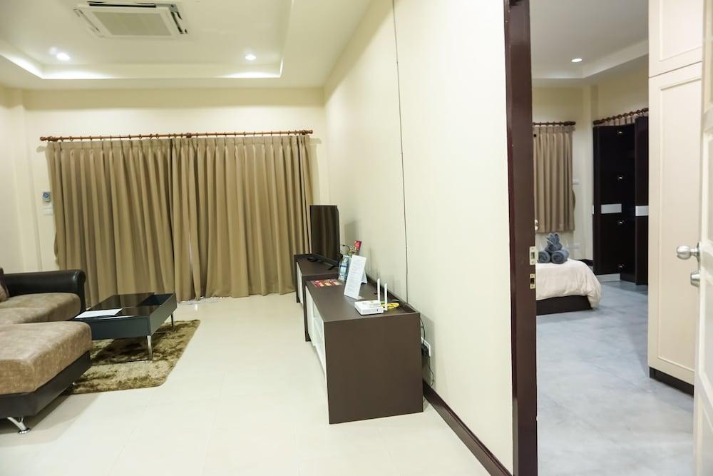 فاميلي فيلا إيونا ويذ برايفت بول داخلي