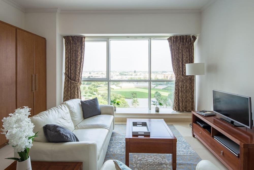 Spacious and Comfy Studio in Heart of Jlt! Living Area