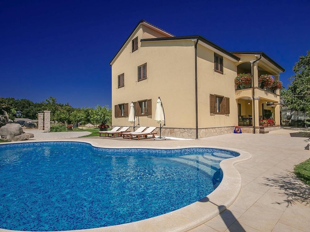 Picturesque Apartment With Swimming Pool in Višnjan
