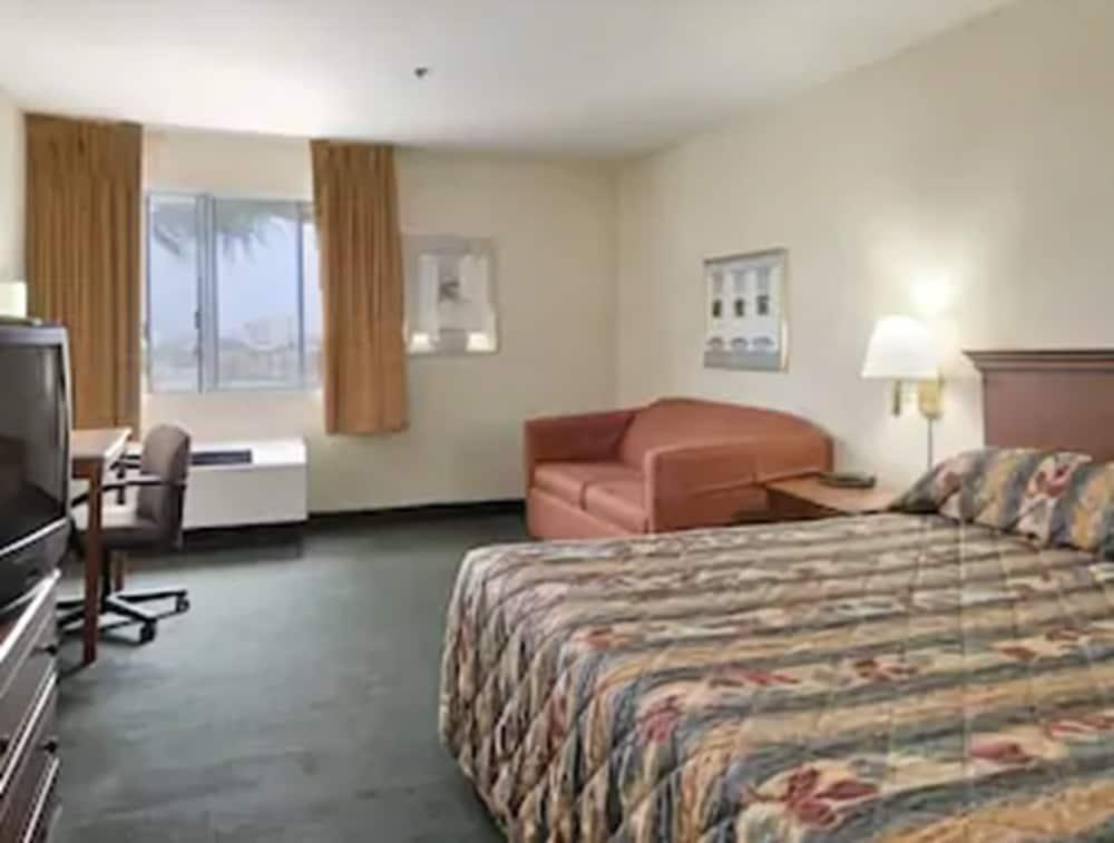 رمادا باي ويندام هوثورن لاكس / لا ستاديوم غرفة