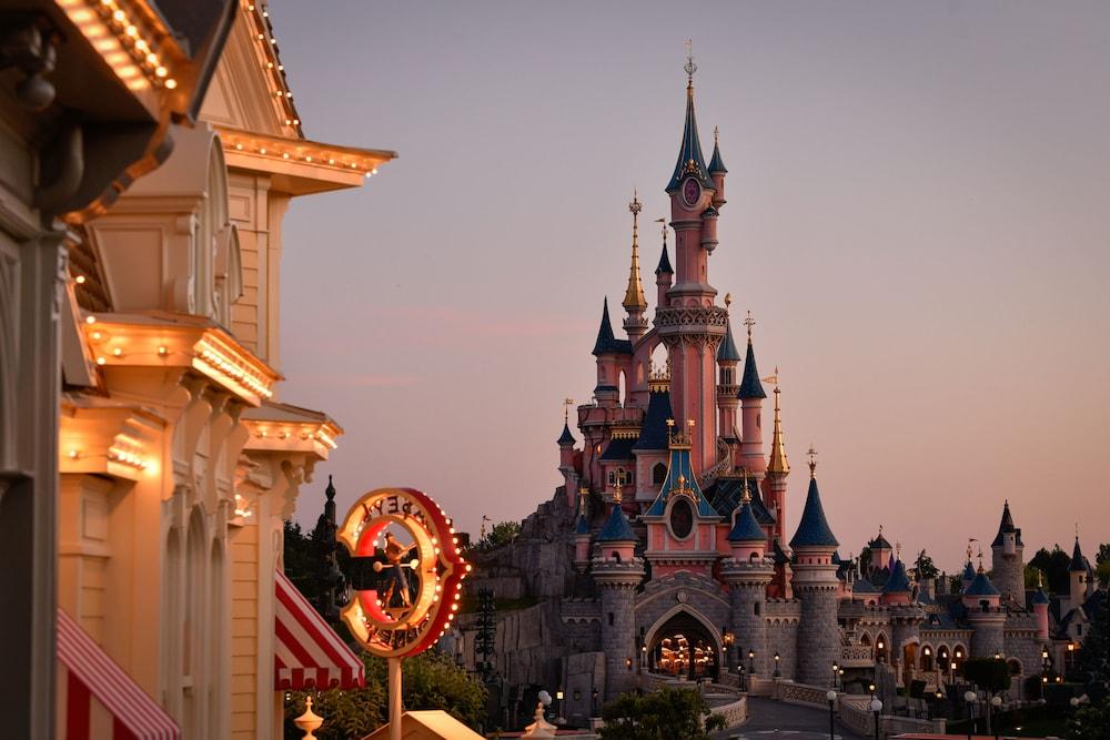 ديزني نيوبورت باي كلوب (يشمل دخول البارك) المنطقة الخارجية