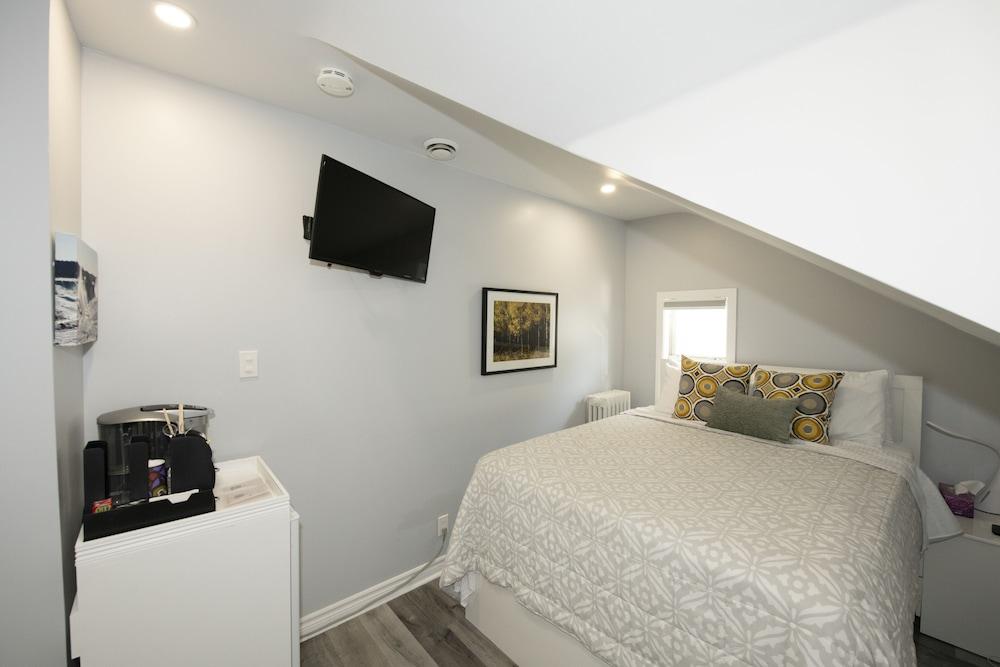 Serene Niagara Inn Room