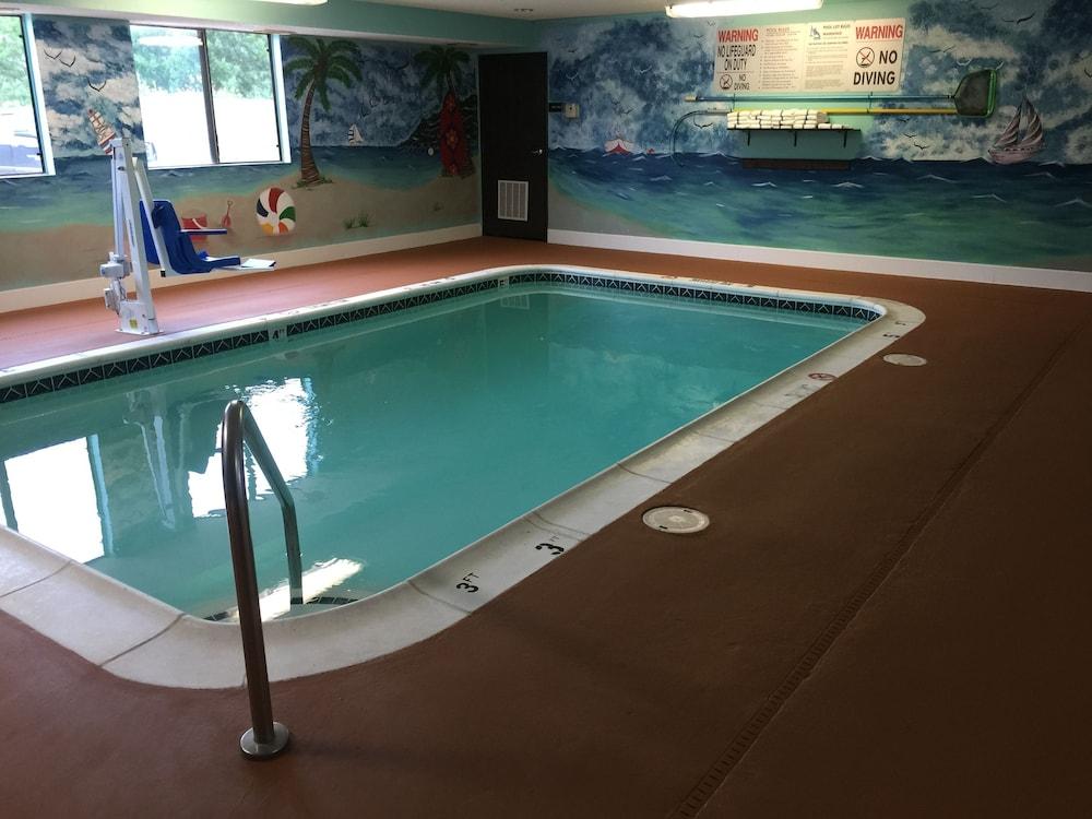 سوبر 8 باي ويندام فيكتوريا/نورث/مول أريا حمام سباحة مغطى