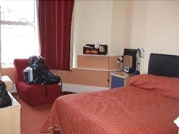 Adelphi Guestroom