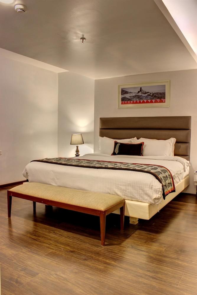 Golden Tulip Jaipur Room