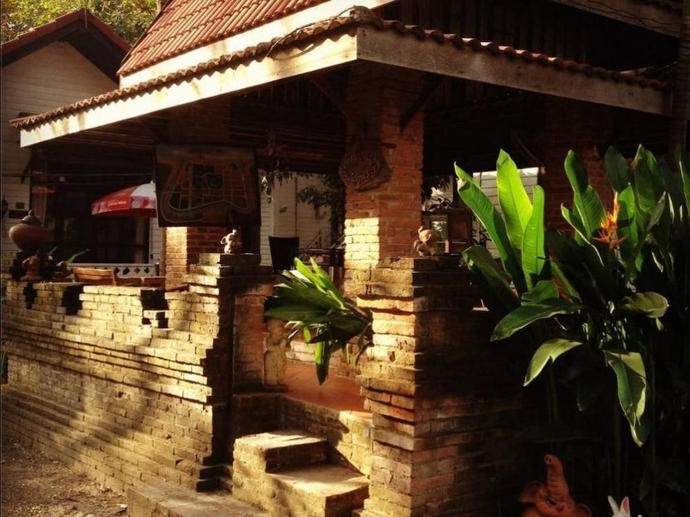 The Old Palace Resort Property Grounds