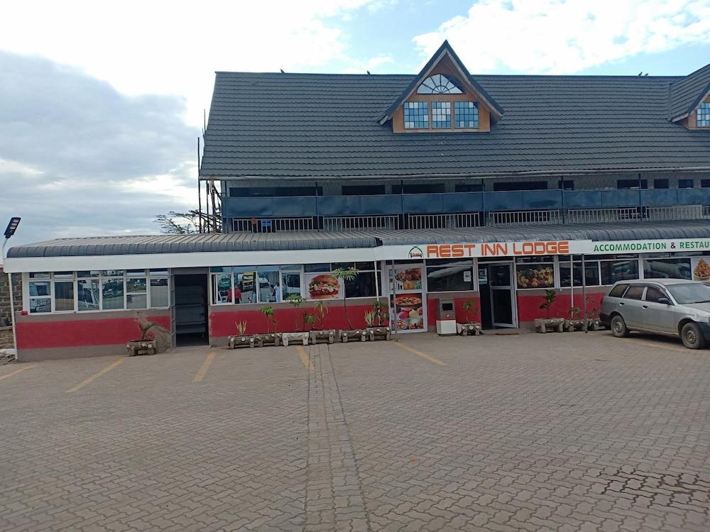 Rest-Inn Lodge Exterior