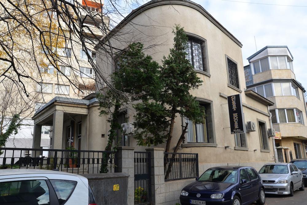 ذا إنجليش جيست هاوس