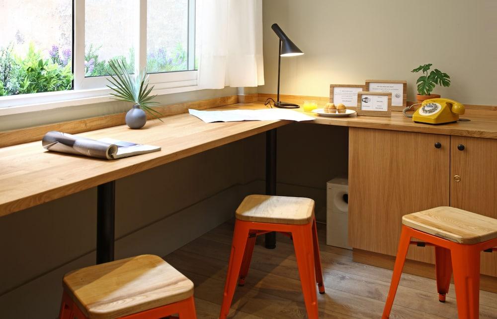 Chic & Basic Tallers Hostal Interior Detail