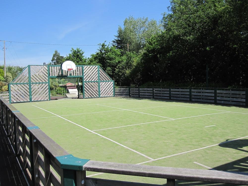 Camping Les Capucines Basketball Court