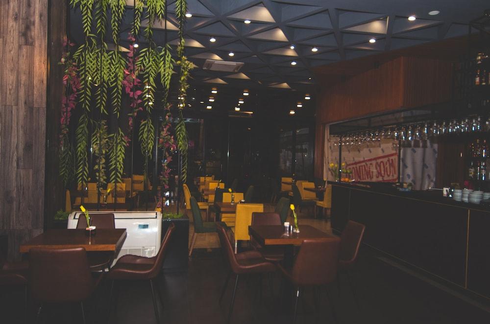 في آيتش بريميير آس تيرانا هوتل منطقة الانتظار في الردهة