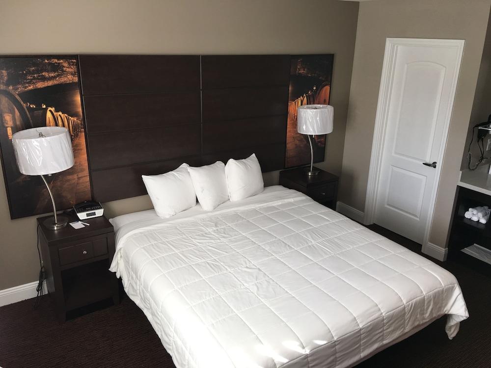 Vallejo Inn Room