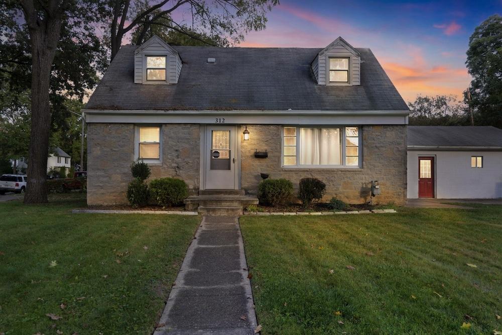 Charming Cape Cod Home - Just 15 Min From Downtown! 4 Bedroom Home by Redawning المنطقة الخارجية