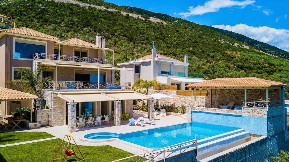 Villa with Striking views over the infinity Pool Exterior