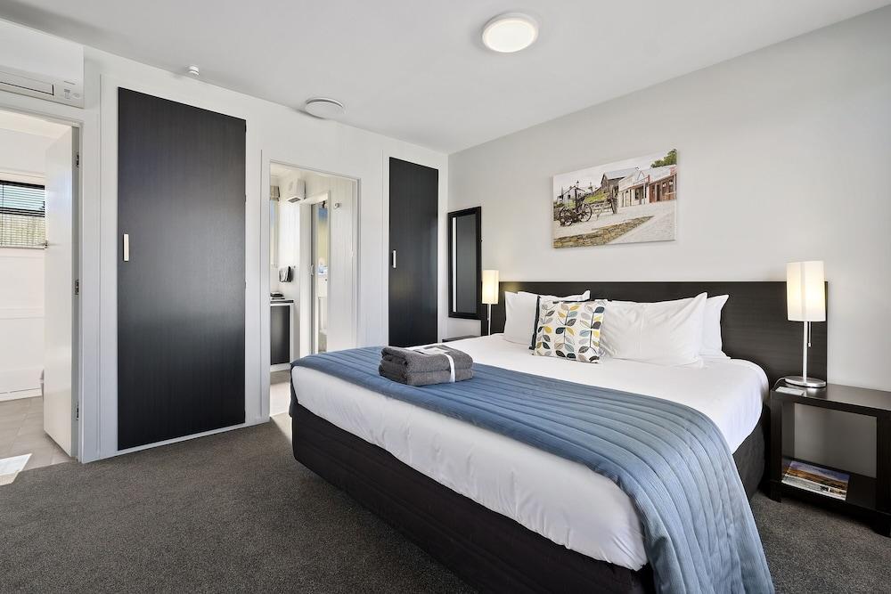 Central Gateway Motel Room