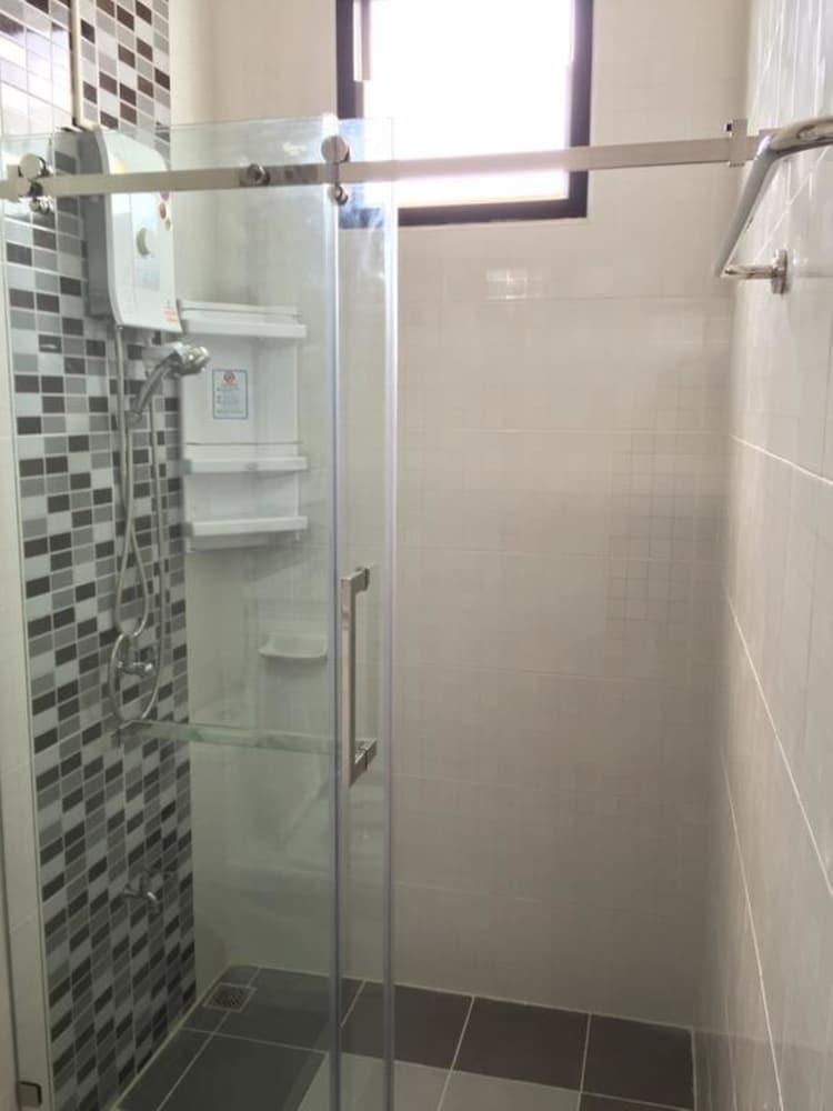 Baan Pleon View by Ratcharin Bathroom