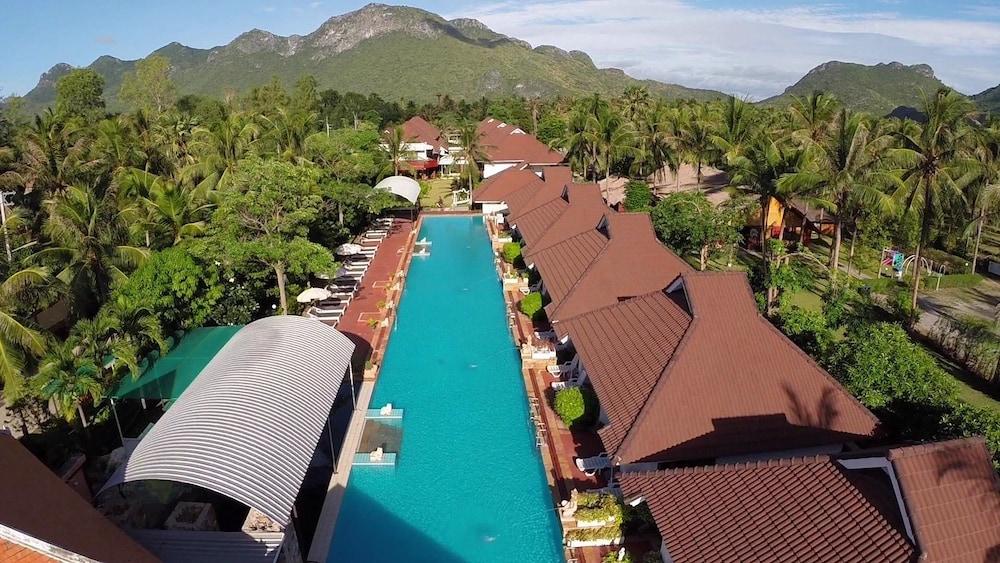 The Privacy Beach Resort & Spa Property Grounds