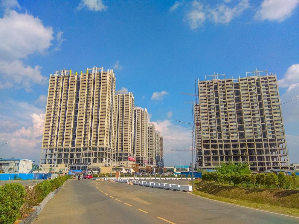 Cozy and Functional 3BR at Meikarta Apartment Exterior