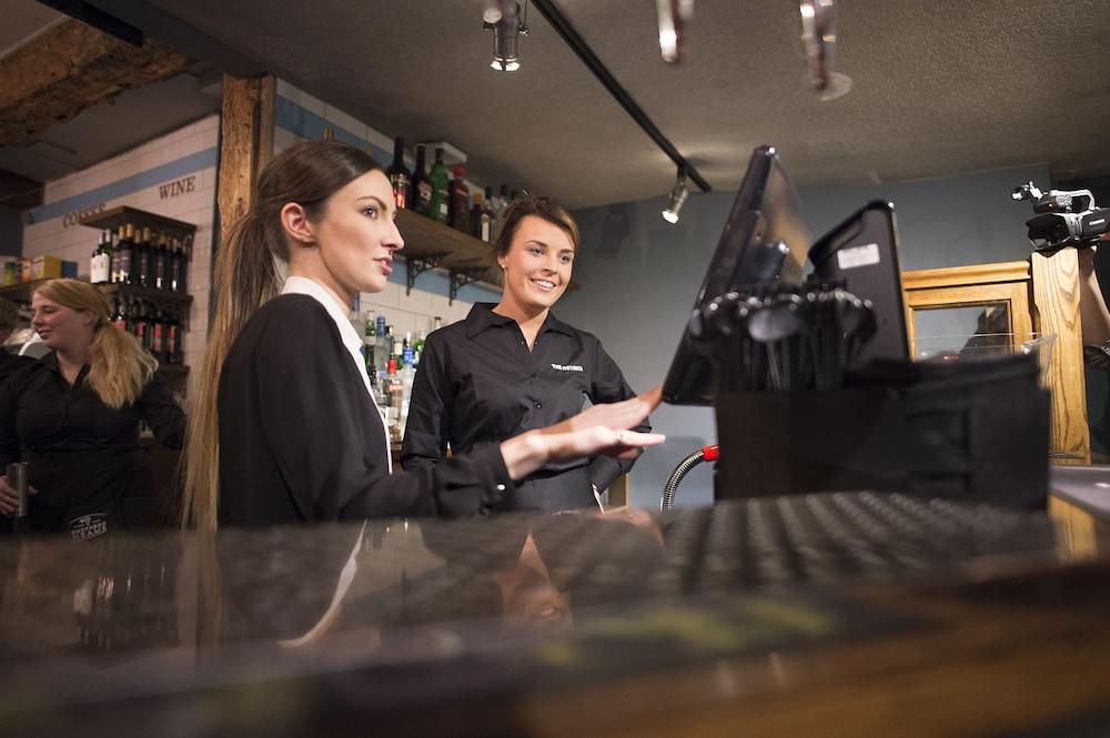 ذي أوستريتش إن منطقة الاستقبال