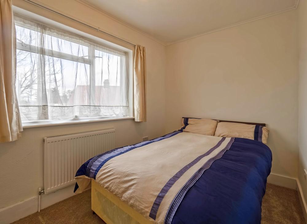 2 Bedroom Apt in Residential Locality Room