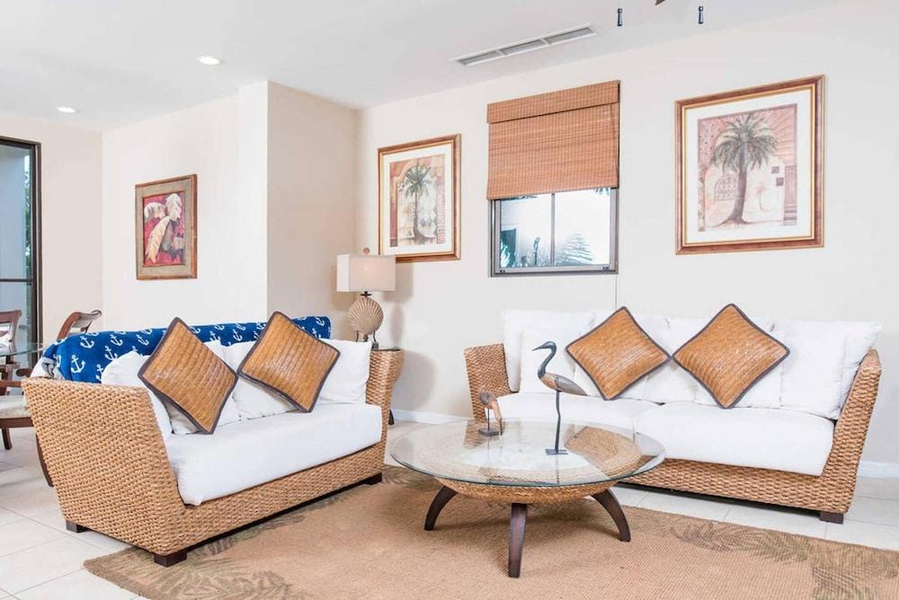 Dazzling End Unit in Coco With Lots of Windows and Light Sleeps 8 Featured Image