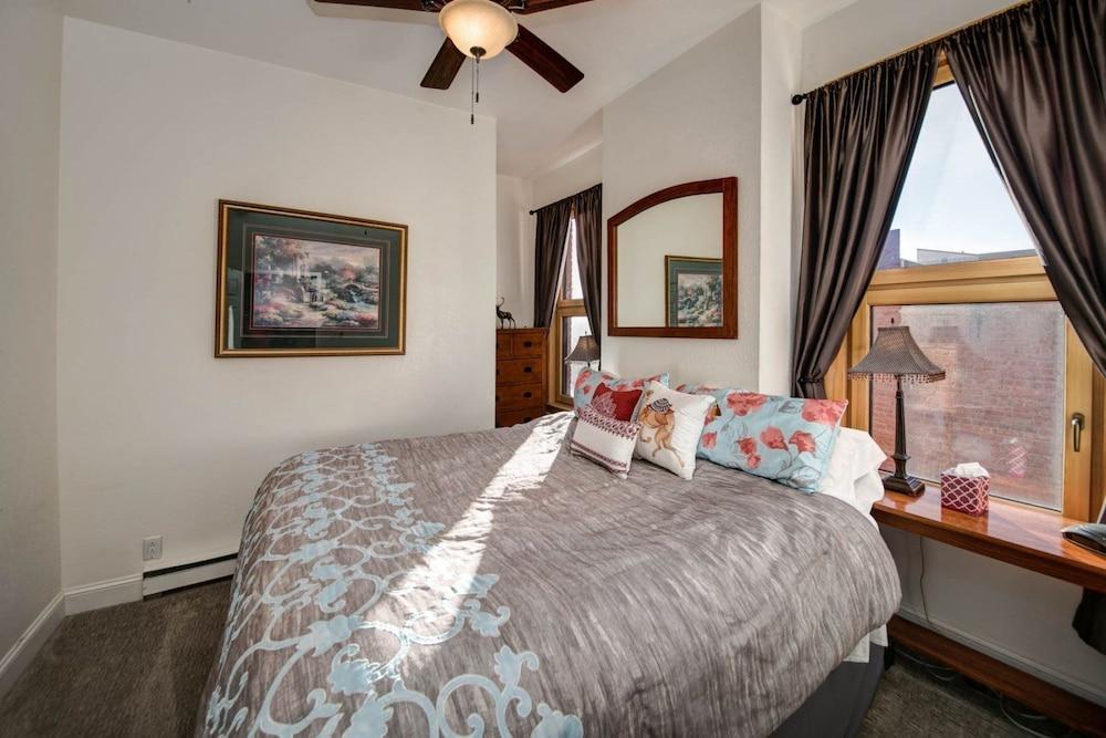 Bozeman - Smart and Sassy Room