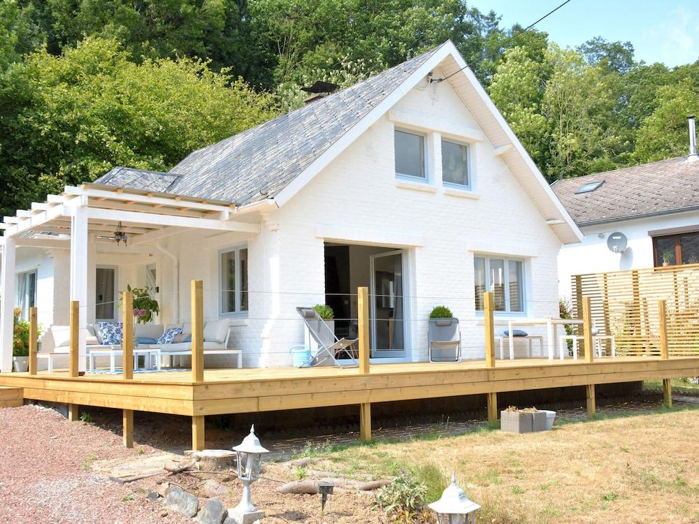 Modern Holiday Home in Waulsort With Terrace