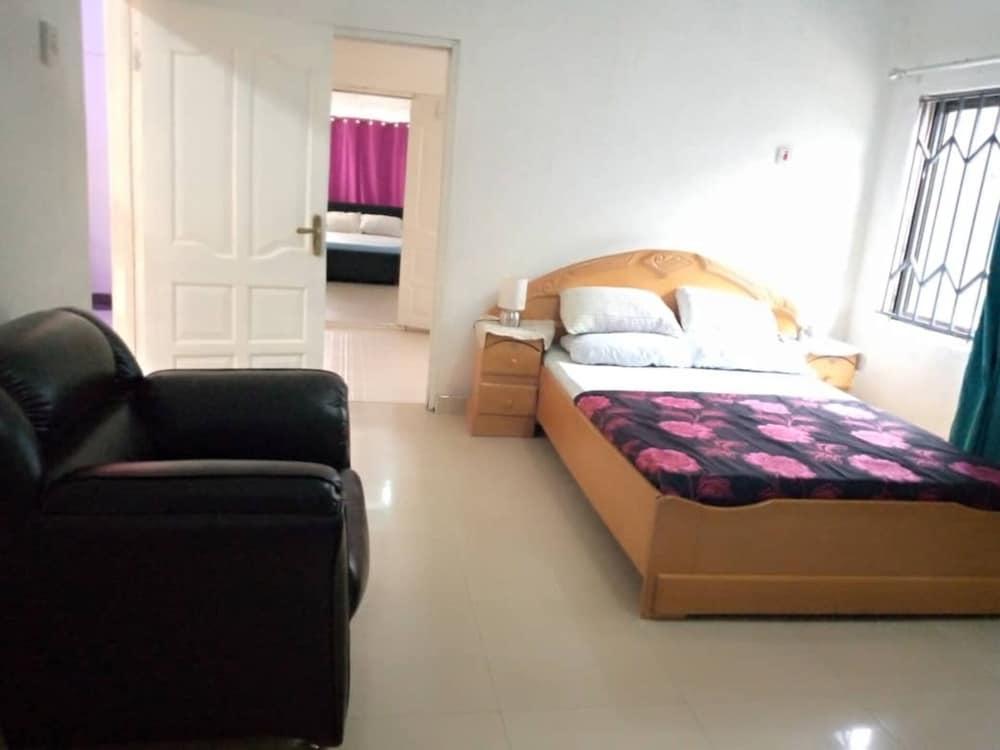 Sleeps8- Private Secure Parking- Garden- Aircon Room