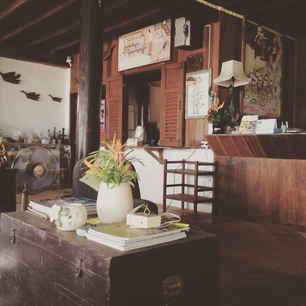 Ruenthairimhaad Resort Lobby Sitting Area