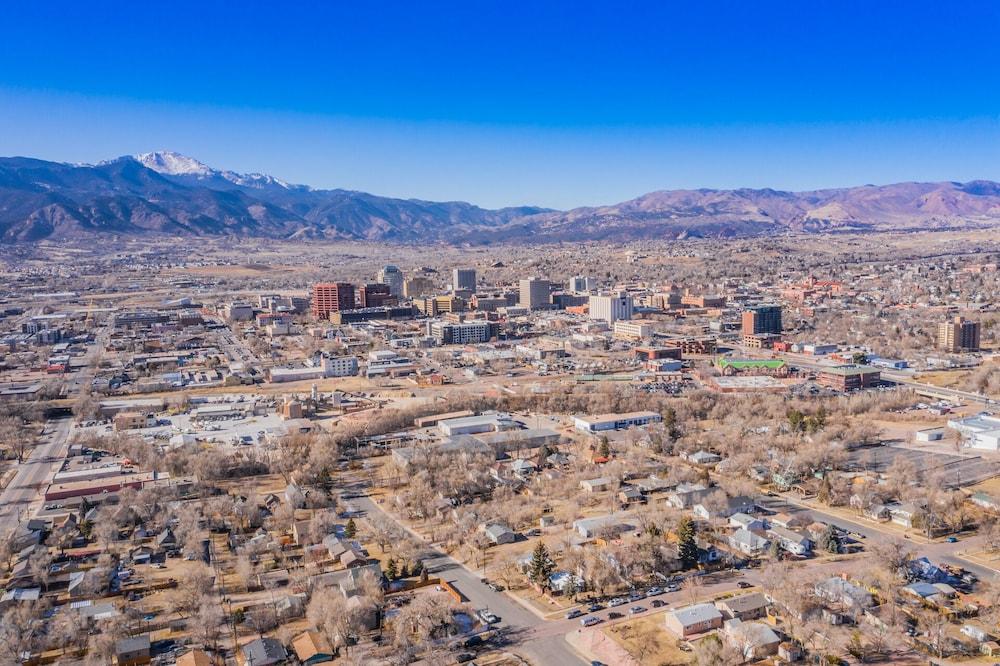 3BR MTN Viewsdowntownnext to Lake, Parks, More Aerial View