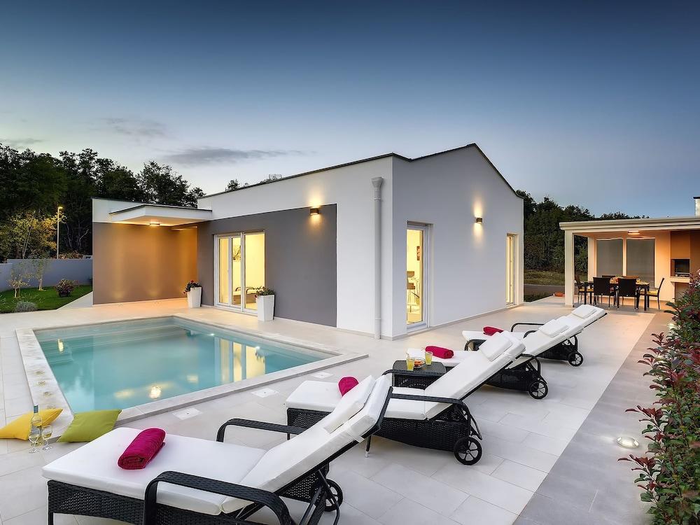 Modern Detached Villa With Private Pool and Terrace, Near the Beach