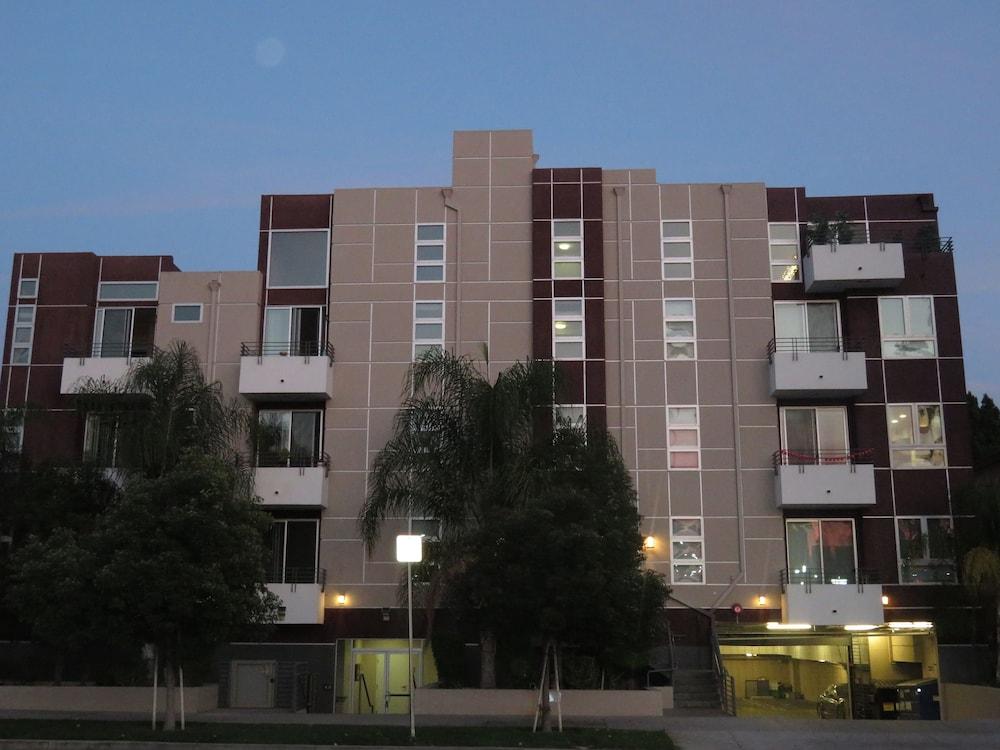 2 بد 2 باث إن ستوديو سيتي الصورة الأساسية