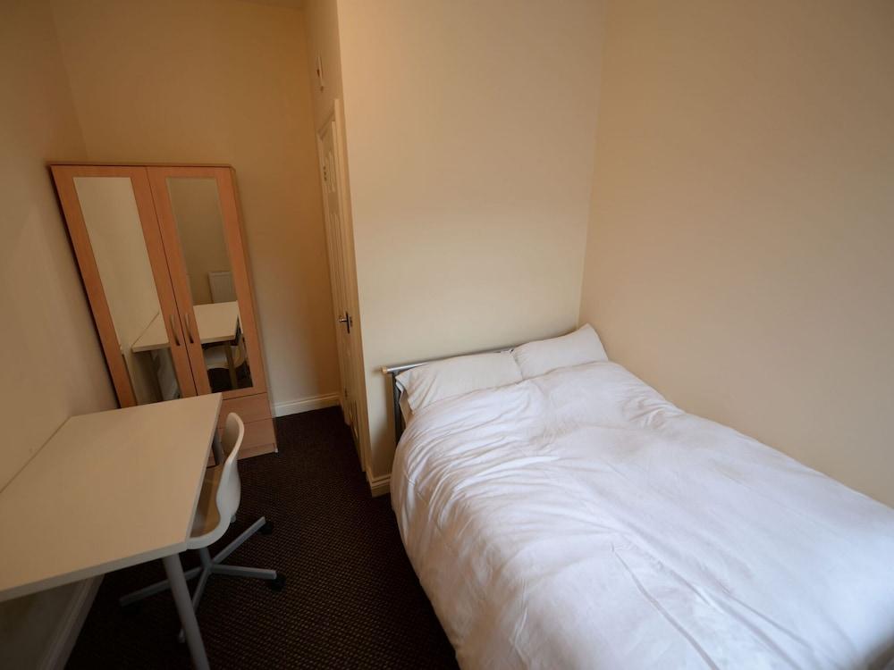 Comfortable Home in Coventry Near Coventry University Room amenity