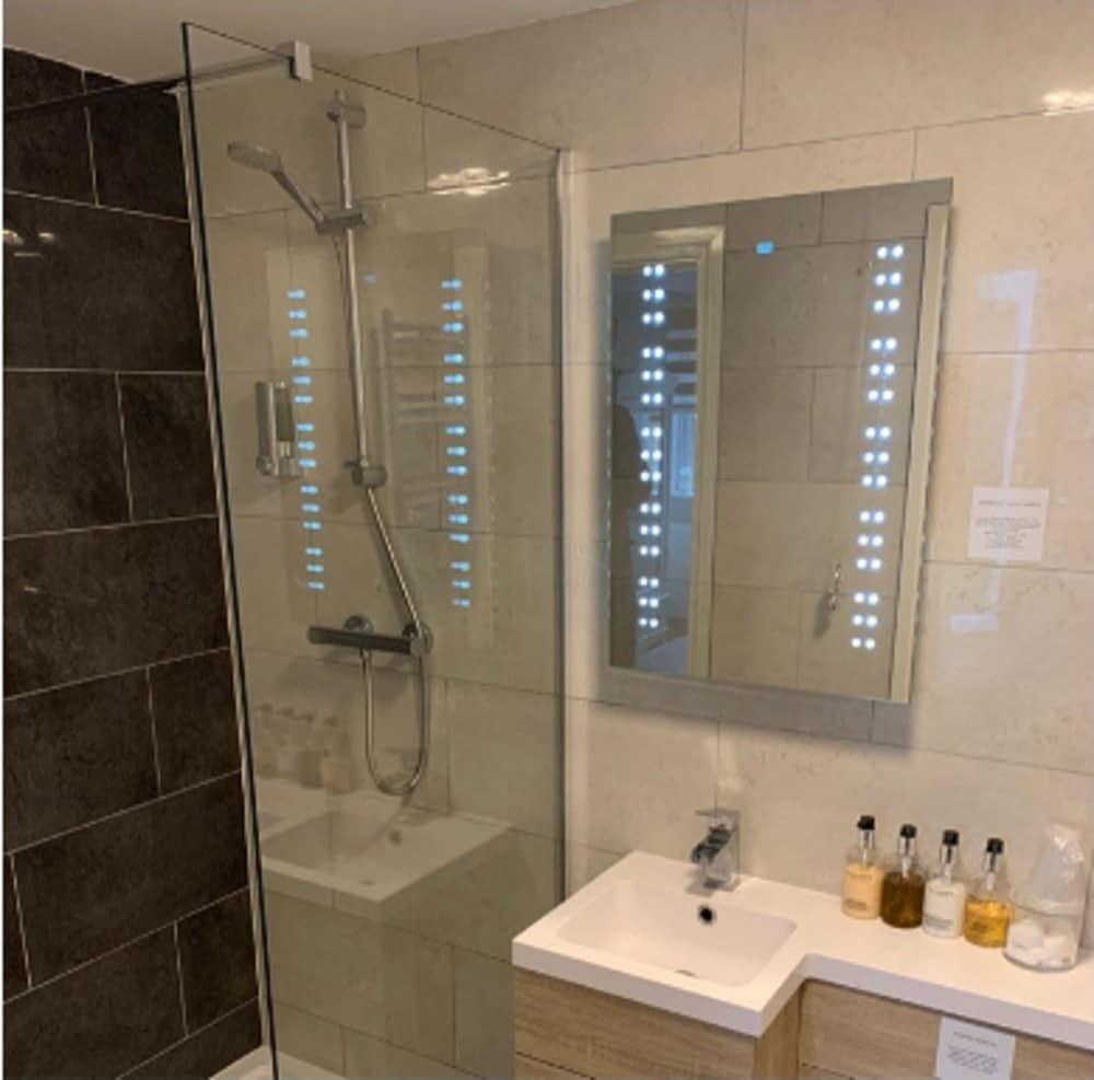Lakeside Guest House Bathroom