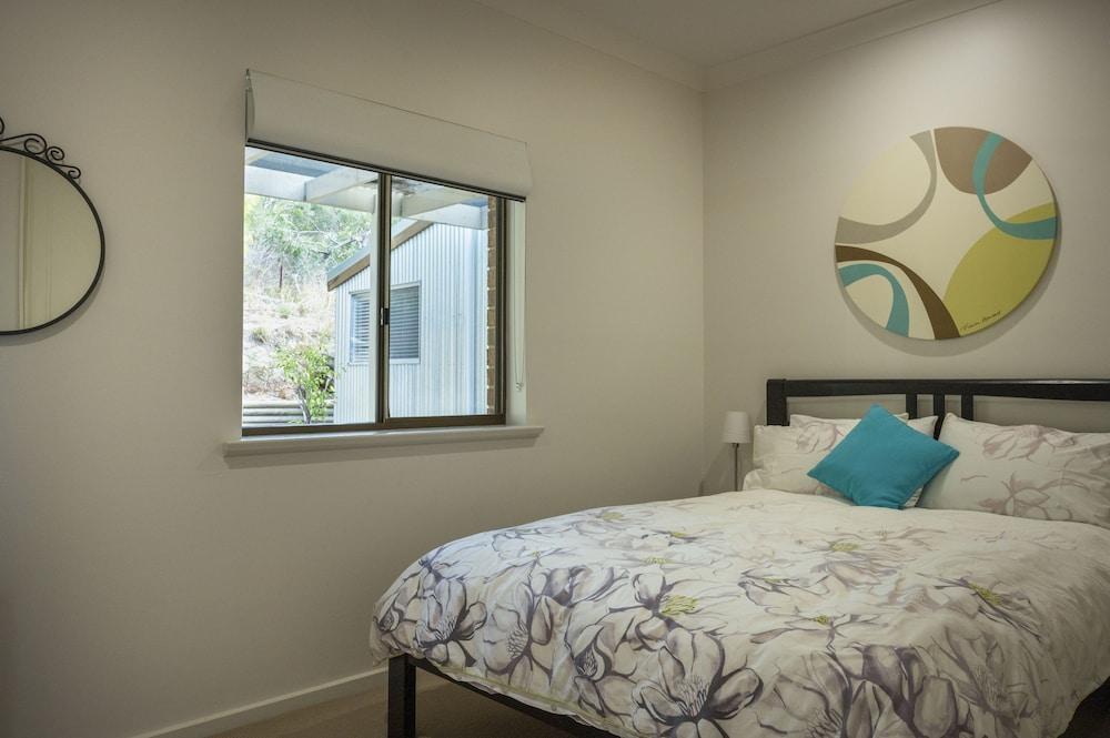 131 Your Vineyard Home in the heart of the Vale Room