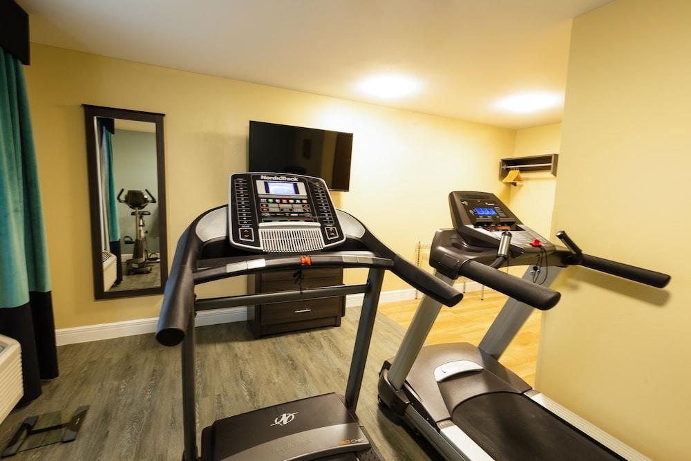 Hawthorn Extended Stay by Wyndham Saint Robert Fitness Facility