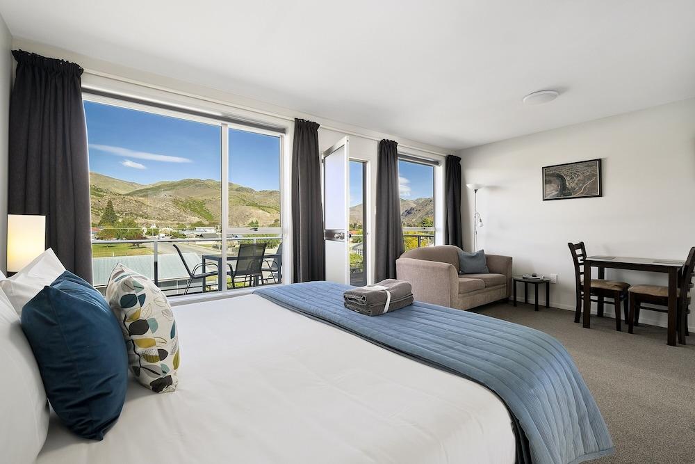 Central Gateway Motel Room