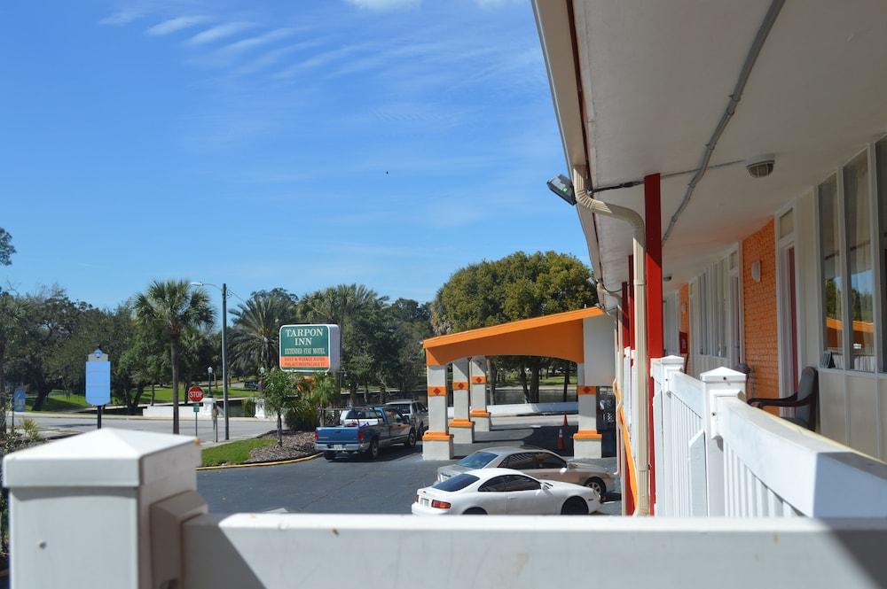 Tarpon Inn Exterior