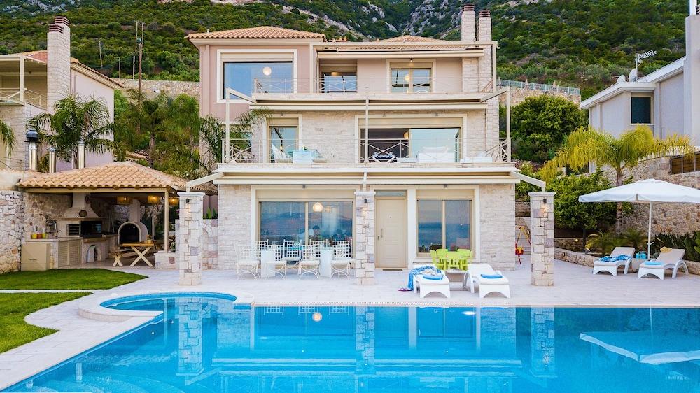 Villa with Striking views over the infinity Pool Exterior