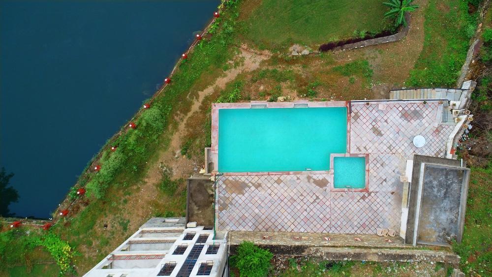 رانج بهاوان إن - إيه ليك فيو هوتل منظر من الجو