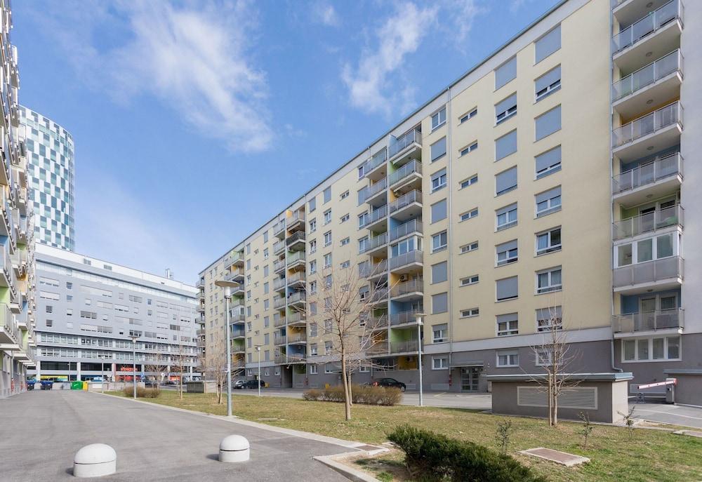 Cute and Sunny Studio in Zagreb With Balcony & Free Parking Exterior
