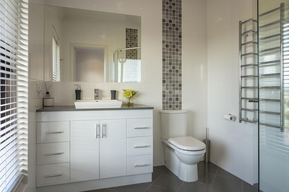 131 Your Vineyard Home in the heart of the Vale Bathroom