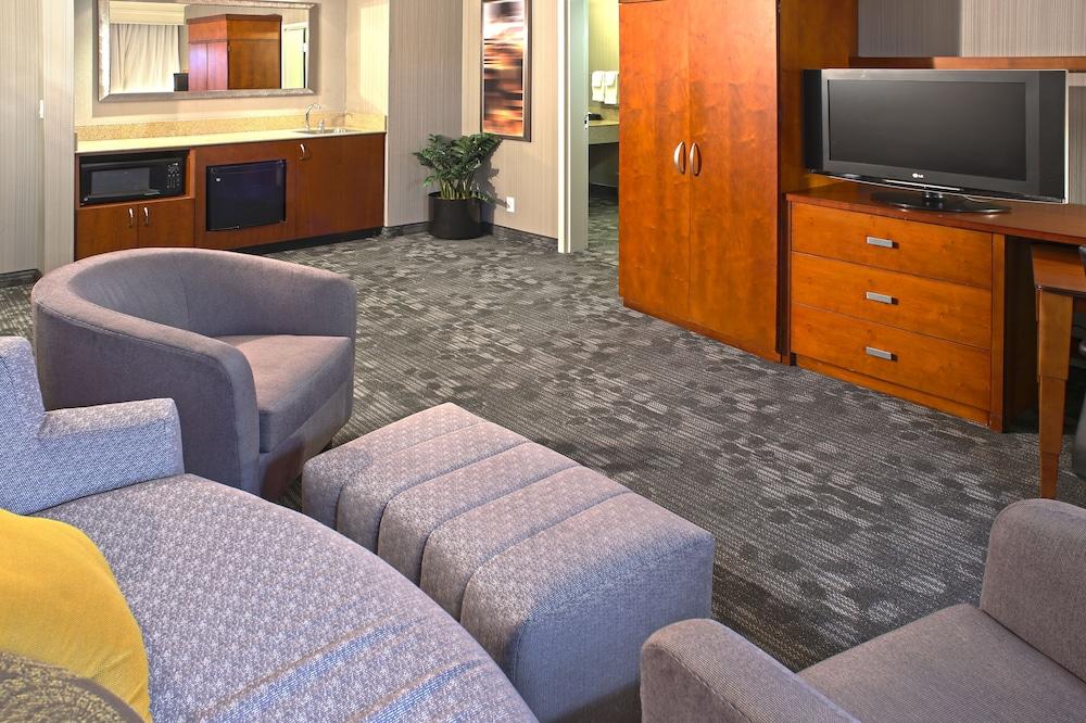 Courtyard by Marriott Hamilton Room
